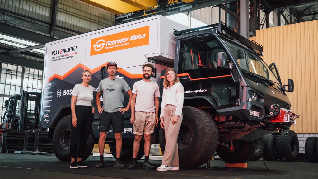 Ein Schweizer Team versucht mit einem solarbetriebenen Lastwagen einen Rekord-Höhenflug aufzuzeichnen