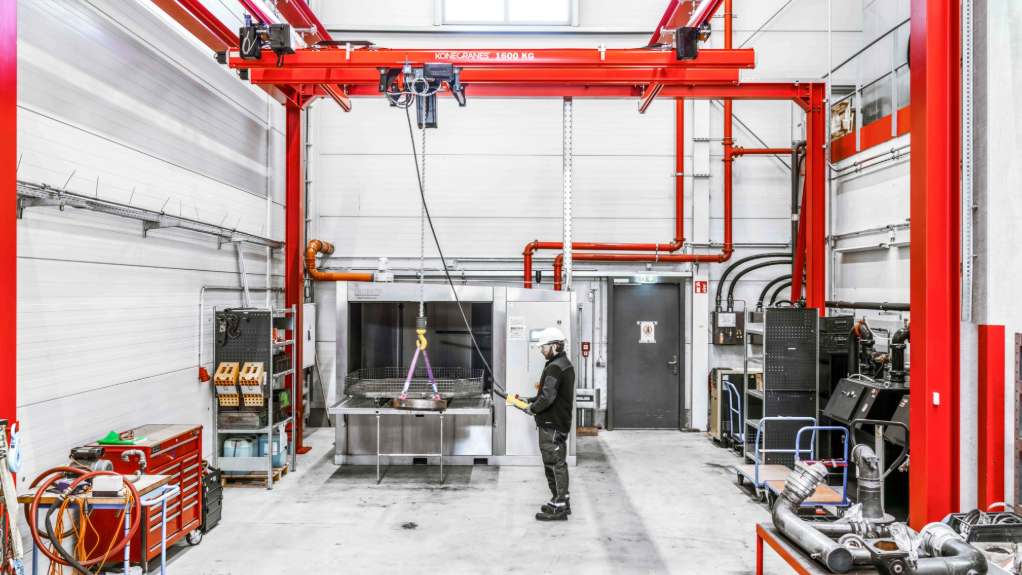 Light lifting equipment optimises automotive workstation processes