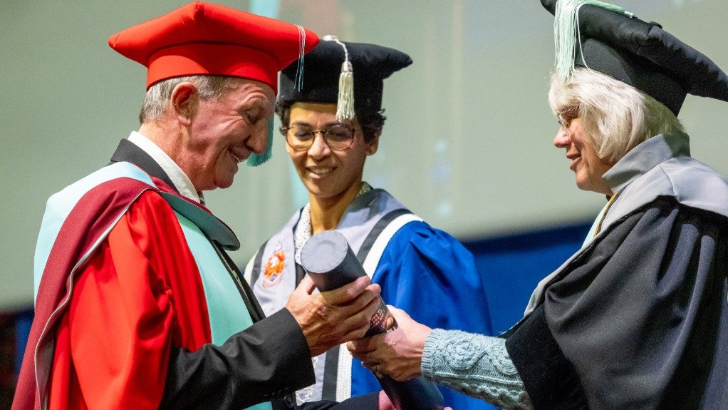 Radio astronomer and engineer Justin Jonas awarded honorary doctorate by UP